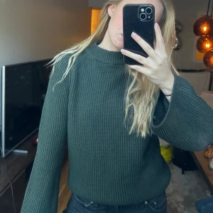 Mörkgrön stickad tröja - Säljer en mörkgrön stickad tröja. Den har långa, vida ärmar och en skön, lös passform som är perfekt för höst och vinter. 💕💕