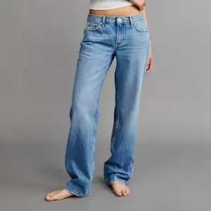 Low straight jeans från Gina Tricot i färgen mid blue som inte säljs längre. Använda 1 gång så är som nya. Finns att hämta i Göteborg annars står köparen för frakt! 💕