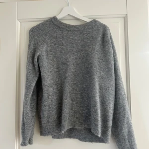 Grå stickad tröja - Stickad tröja som bara är använd få gånger! 