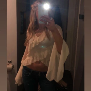 Topp - Gul/beige topp från BikBok i storlek S, i mycket bra skick ✨