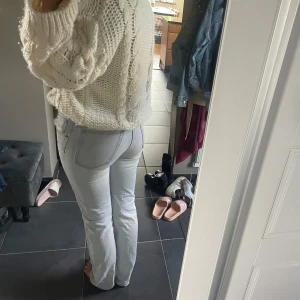 Low straight gråa jeans - Ljusgrå lågmidjade jeans från bikbok. Storlek 26,32 passad mig bra i längden som är 169 cm. I fint skick utan skador.