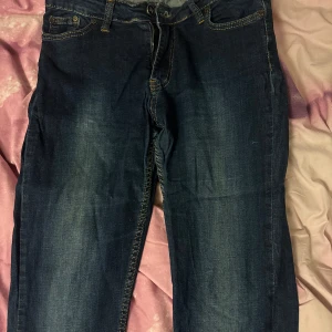 Louis vuitton jeans - Säljer dessa luis vuitton jeans i storlek 32/34. Den har tecken på användning med några smä skavanker men annars behållits i fint skick (skötselrådet är tex urtvättat och det är svårt att se vad som står på lappen). Det är slim jeans.
