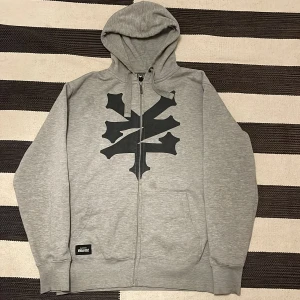 Zoo york zip hoodie - Cool hoodie i bra skick. Den har några fläckar men de går säkert att tvätta bort.