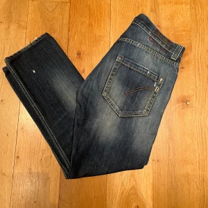 Dondup jeans  - Säljer dessa extremt feta Dondup jeans i storlek W34 och de är ca 92 cm långa. Skicket är 9/10 ser nästintill oanvända ut. Vid minsta fundering hör av er 😁