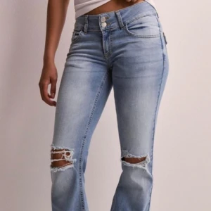 Low waist jeans med fickor - Säljer dessa Low waist jeans med fina fickor då dom inte kommer till användning, nypris 699💖 Knappt använda. 