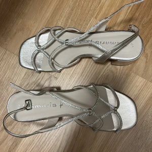 Glittriga klackar - Klackskor jätte fina till fest, bal osv. Använda endast rn gång, på min bal så skulle säga dom är i  bra skick, dock lite smutsiga undertill men det ska jag försöka få bort. färg är (guld, glitter, silver, roseguld ish)