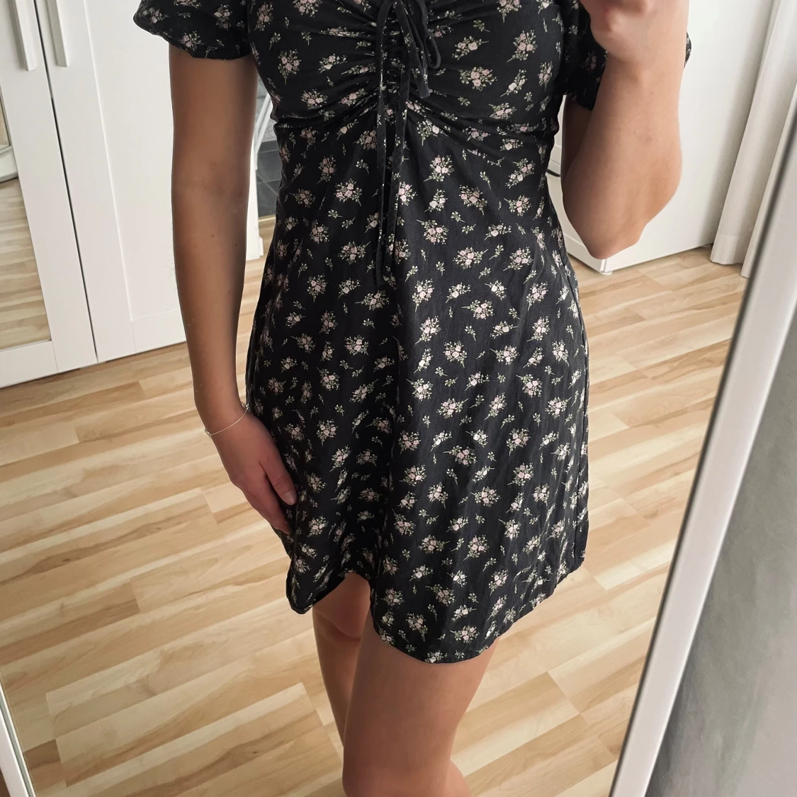 Svart blommig klänning - 90