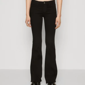 Svarta Jeans från Only  Low waist  - Intressekoll på mina svarta Only jeans helt nya, andvända en gång. Köpta från Zalando denna månaden. Storlek M/30. Jag skickar bilder på jeansen på vid intresse 