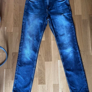 Jeans slim fit - Säljer ett par blåa H&M jeans i bra skick! De har ett litet hål längst ner vid vänster ficka, men i övrigt är de i fint skick utan några andra defekter. Bekväma och snygga, perfekta för dig som inte är emot en liten skavank! Mvh CW.Closet