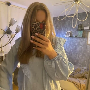 Blus - Blus från Kappahl i en jätte fin blå färg. Säljer efter som den inte kommer till användning💗 använd 1 gång då jag testa på den🩷 ny pris 400kr