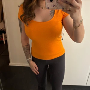 Orange T-shirt 🧡 - Säljer denna fina ribbade T-shirt från Kappahl. Använd några gånger men är nästan i nyskick. 🧡🫶