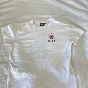 Dope t-shirt  - Vit Dope t-shirt som aldrig använts 