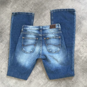 Lågmidjade jeans - Säljer dessa jätte fina boot cut jeans dom är helt nya har bara testat de och tagit av prislappen. Dom är från lee. Pris går att diskuteras ❤️