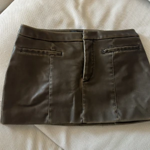 Skinnkjol från Zara - Använd 1 gång. 