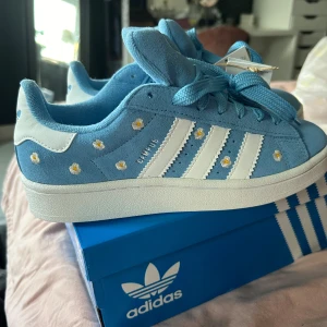 Adidas campus  - Helt nya, har hallux valgus så mina tår blev för tajta där framme för min smak. Superduper fina