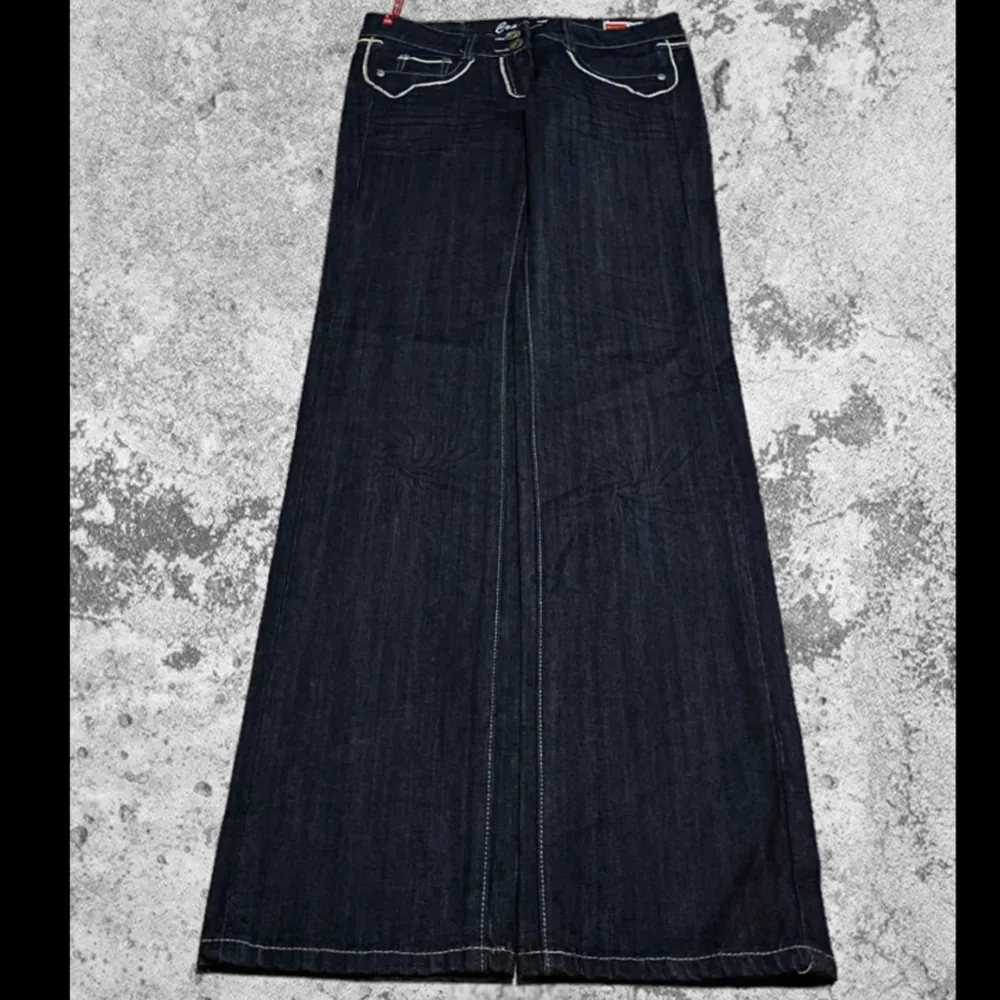 Jättefina jeans som jag tror är från crazy age. På etiketten står det strl.36, men jag skulle snarare säga att de är strl 24. De är straight leg men inte skinny. Skicka pm för mer info! . Jeans & Byxor.