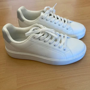 Sneakers  - Sneakers från pull&bear. Använt en gång men vill bli av me dom för dom va för stora. 💕💋