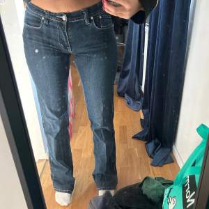 Säljer mina Victoria Beckham jeans, finns lite slitningar vid fötterna då den varit lite långa på mig. Strl 30 (skulle säga att dom är som en S) Lågmidjade bootcut  