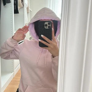 Rosa hoddie - I bra skick, perfekt inför hösten