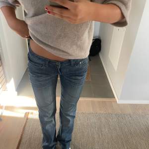 Suuuperfina vintage lågmidjade jeans som sitter som en smäck! De passar mig som är 166, passar säkert några cm upp också då de är lite långa🩷inga defekter, skriv om frågor🙏