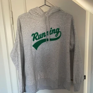 Grå hoodie m tryck  - I jättebra skick - oanvänd utan prislapp!🤍 Skriv till mig innan du trycker på köp nu!!!!