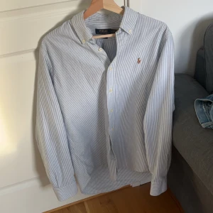 Ralph lauren skjorta - Fräsch Ralph Lauren skjorta i toppskick. Använd kanske tre gånger och köptes ny för 1800. Storleken är M.