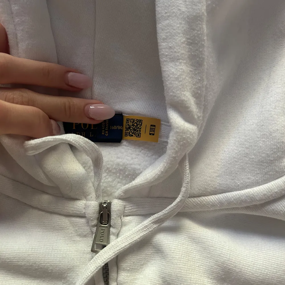 Ziphoddie från Polo Ralph Lauren, använd ca 3 gånger och i väldigt fint skick. Ursprungspris 1195kr. Hoodies.