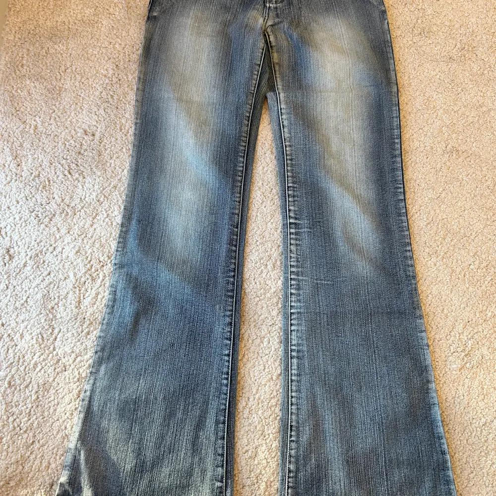 Super snygga jeans i storlek 27 som är aldrig använda!. Jeans & Byxor.