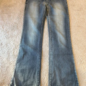 Lågmidjade jeans - Super snygga jeans i storlek 27 som är aldrig använda!
