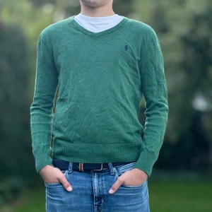 V-ringad Polo Ralph Lauren långärmadtröja - Väldigt snygg mörkgrön polo ralph lauren tröja, perfekt färg inför hösten. Jag är 158 och den passade perfekt på mig. Skriv privat för intresse om fler bilder. Skick 9/10