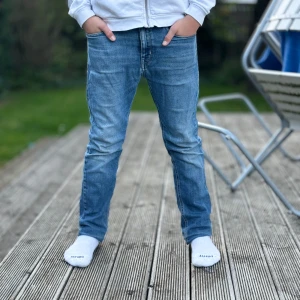 Blå jeans från Replay - Säljer ett par snygga blå jeans från Replay. De är i en Slim-straight fit. Perfekta för vardagsbruk och kan enkelt matchas med olika outfits. Båda framfickorna är dock tyvärr trasiga. Skick 8/10, skriv privat för intresse om fler bilder.