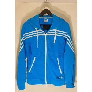 Adidas Zip Hoodie - Storlek M passar även S  Skick 9/10  Super fin hoodie med en unik design . Lika starkt blå som på bilden . Stylad rätt får du lika många komplimanger som ja fått 👏  Knappt täcken på använding , skön i sin passform och riktigt skönt material !