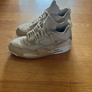 Nike Air sneakers i beige - Säljer ett par snygga Jordan 4:or. Då jag inte gillar de, strlek 46 men passar 44 då de är fejk