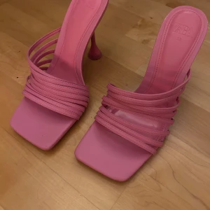 Rosa zara klackar - Använda endast en gång och i väldigt fint skick. Säljer då de inte riktigt kommer till användning 💕