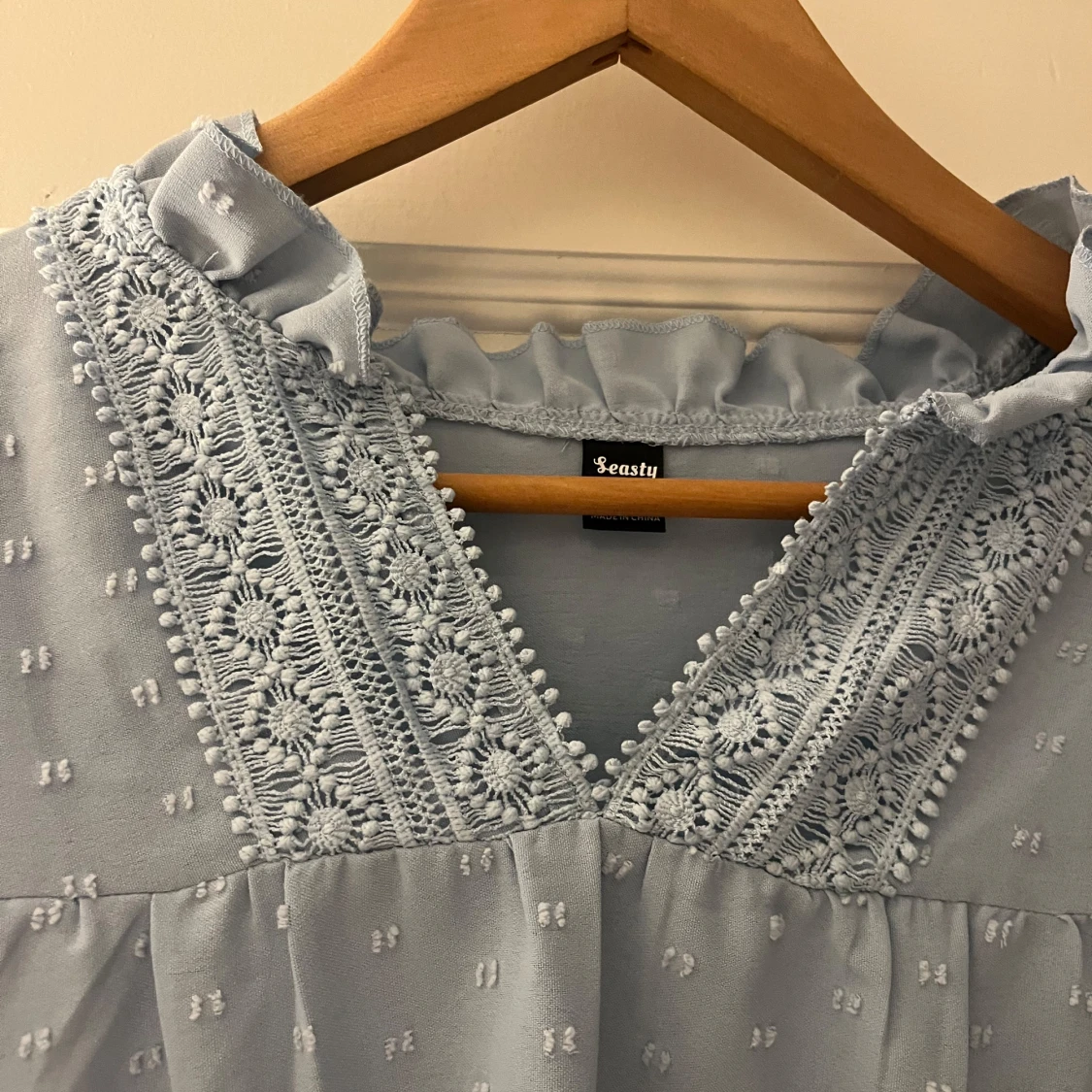 Ljusblå blus med spetsdetaljer - 91