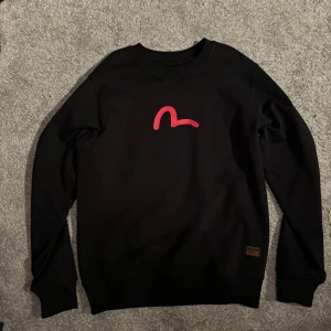 Evisu sweatshirt - En snygg evisu sweatshirt i ny skick som. Storleken är L men den passar även M. Priset kan diskuteras vid snabb affär. Skriv vid frågor!!