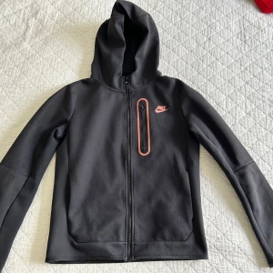Nike tech fleece  - Svart Nike tech fleece, barn storlek L 147-158. 9/10 skick. 