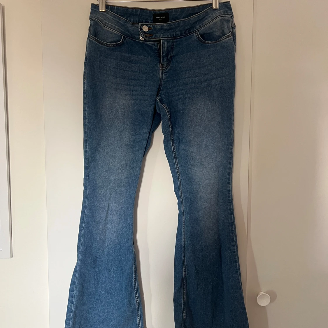 Blå bootcut jeans