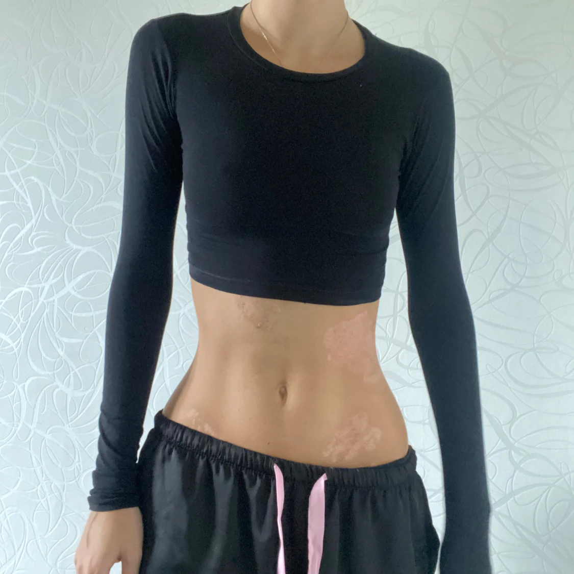 Svart croppad långärmad topp - 91