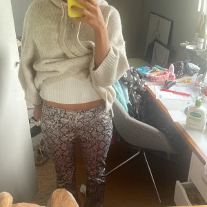 Coola jeans  - Säljer dessa coola orm mönstrade byxor  från weekday, i bra skick 🌟😆