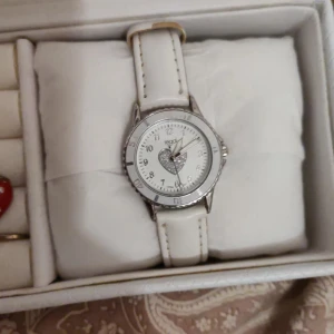 Vit klocka - Gullig klocka som passar normala / smalare handleder