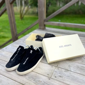 Axel arigato  - Hej, säljer dessa axel arigato clean 90 zip skor i storlek 42⭐️. Det är i använt skick men låda och allt finns med👍