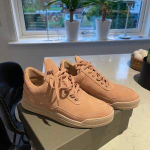 Rosa/nude färgade sneakers från Filling Pieces som är helt oanvända. Storlek 38. Super fina skor som passar perfekt till hösten och till våren, nypris 3100 kronor. Priset går att diskuteras🔥🤝😇