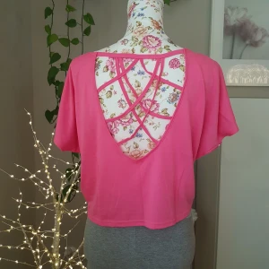 Träningstopp från NewYorker - Anv enstaka gång. Mjukt, tunt & lätt t-shirttyg, med tryck fram & fin rygg. Kort/croptop med typ batwing-ärmar. ~ STOR rensning i min shop ~ Välj 5 för 100kr oavsett pris, skicka medd/lämna som prisförslag (gäller där det står) ~