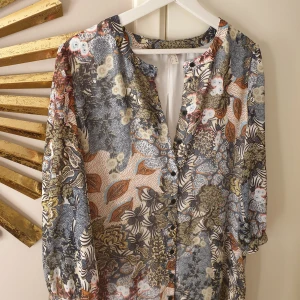 Klänning - Klänning i nyskick från Esprit. Den har knappar hela vägen ner så att man även kan bära den öppen. 