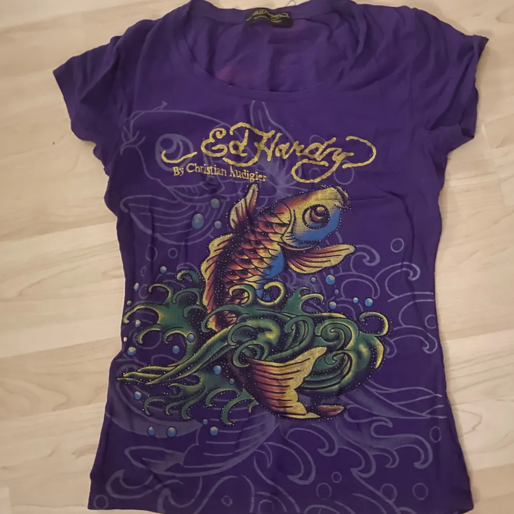 Säljer min favvo ed Hardy tröja!! Den är i toppen skick och skit snygg.. T-shirts.