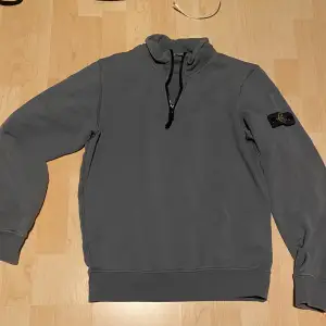 Säljer min äkta stone island half zip i bra skick. Har man några frågor äre bara att skriva