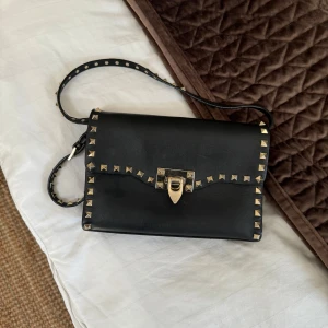 Valentino Väska - Säljer nu min fina valentino väska eftersom den inte kommer till användning. Super fint skick. Passar till allt, kan användes som axelväska men även crossbody (den går alltså att justera) nypris 17.275 kr mitt pris 10.999kr, pris kan diskuteras❤️