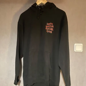 ANTI SOCIAL SOCIAL  - Köpte den när den lanserades 2020 och har bara samlar damm i garderoben. Ny pris fick jag betala 190€. Tar väldigt gärna emot bud!