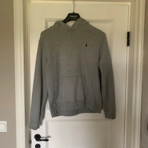 Ralphlauren hoodie  - Tja, säljer denna hoodien ifrån ralphlauren. Den är i mycket bra skick om man bortser från den minimala defekten (sista bilden) som inte synns vid användning. Tveka inte på att höra av dig vid funderingar! Mvh Joel